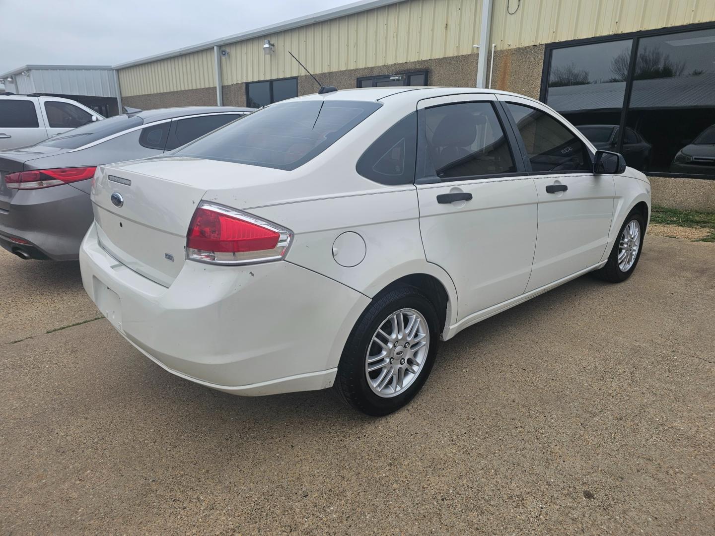 2009 WHITE Ford Focus SE Sedan (1FAHP35N49W) with an 2.0L L4 DOHC 16V engine, located at 533 S Seven Points BLVD, Seven Points, TX, 75143, (430) 255-4030, 32.313999, -96.209351 - Photo#2